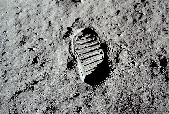 >Footprint of Buzz Aldrin on the Moon
