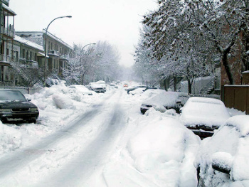 Snowy street scene in Montreal, Avenue de l'Esplanade