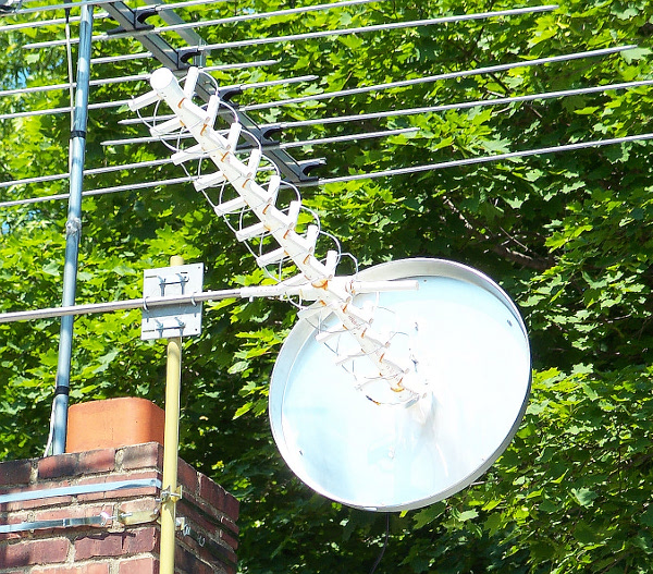 A 600 MHz helical antenna with 15 dBi gain
